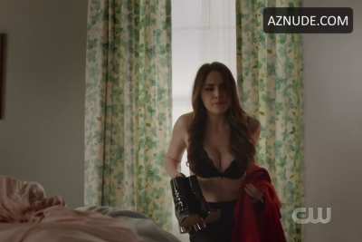 Elizabeth Gillies tit jiggle