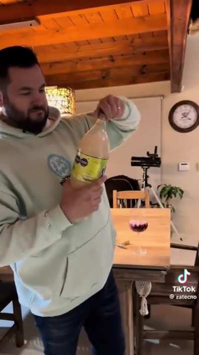 No Sabe tomar vino, cada segundo se pone peor. (humor)