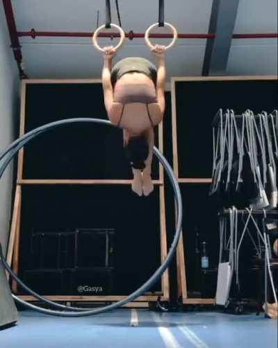 The rings are rotating with her, but this still doesn't look right.