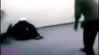 Namaz kılan adama tekme atan ateist