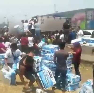 Gente buena de Ecatepec ayudando despu&eacute;s de un accidente