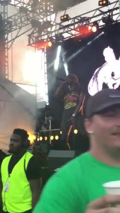 Carti&rsquo;s last show, security guard do be vibing 😳