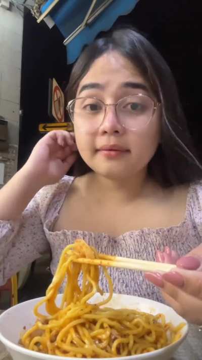 POV: I&rsquo;m your transgirlfriend and we eat outside 🤍 