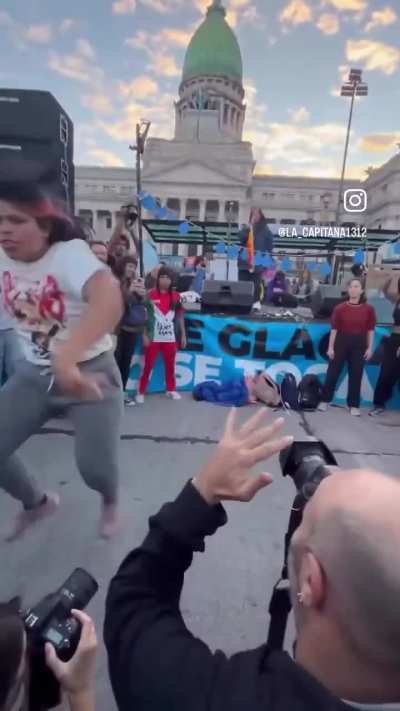 hicieron un baile frente al Congreso durante las sesiones para defender los glaciares