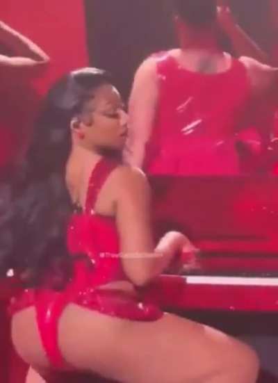 😩😩😩SHAKE THAT ASS FOR US😩😩😩