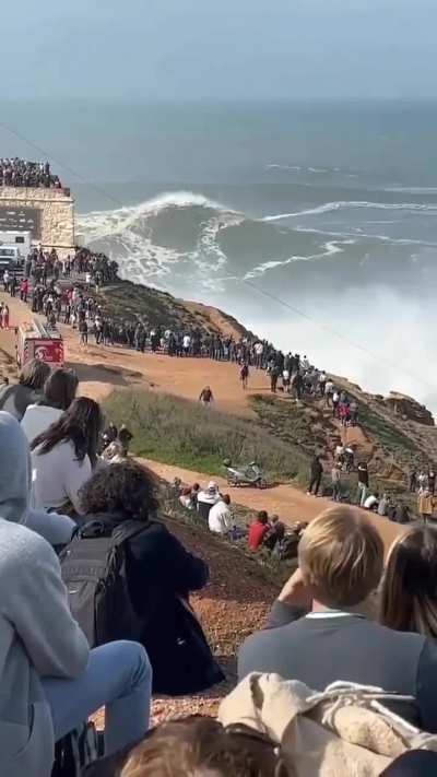 The size of the waves in Nazar&eacute; Portugal