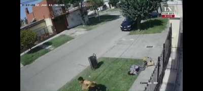Delincuente menor de edad robando en Mar del Plata.