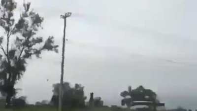 Policías de Michoacán atropellan con un autobús a normalistas de Tiripetío que se manifestaban.