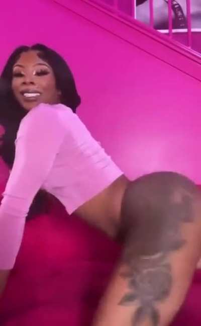 Throw that ass in a circle&hellip;😜