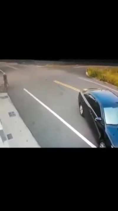 I think he&rsquo;ll stay in the car next time&hellip;road rage on whole different level