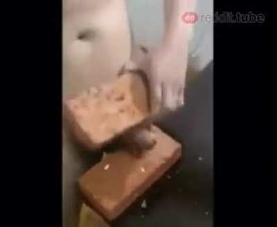 TUĞLA KIRIYOR BABA YİĞİT