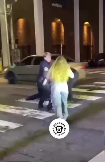 Cops in Harrisburg PA using their de-escalation training well
