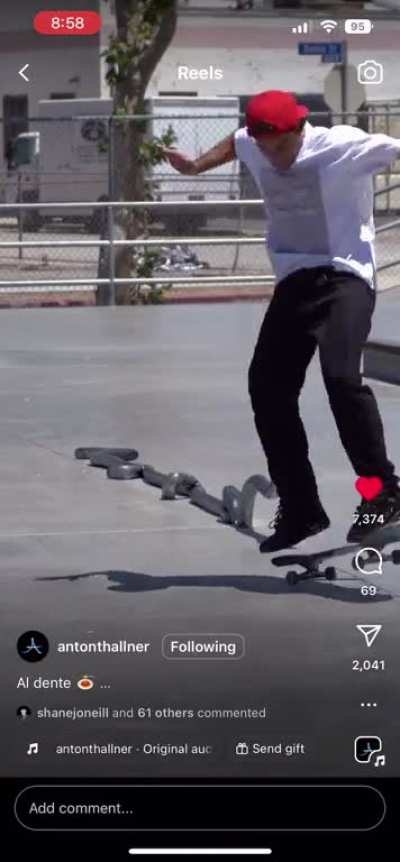 Could anyone try and explain how to create this effect ?