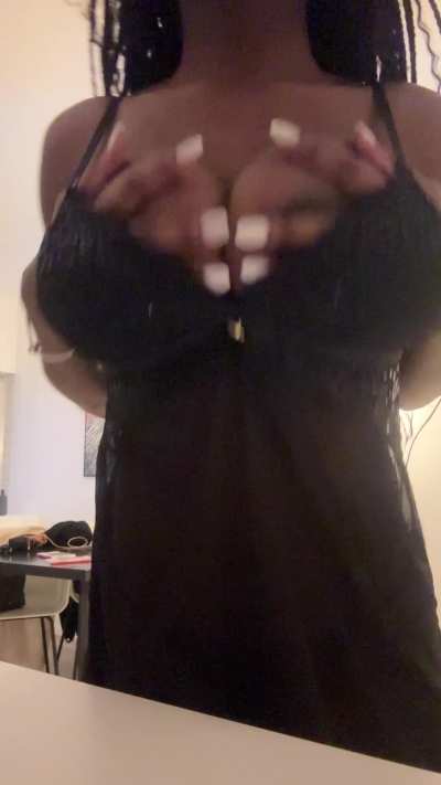 Würdest du dich trauen sie zu knete<wbr>n?💜🔥