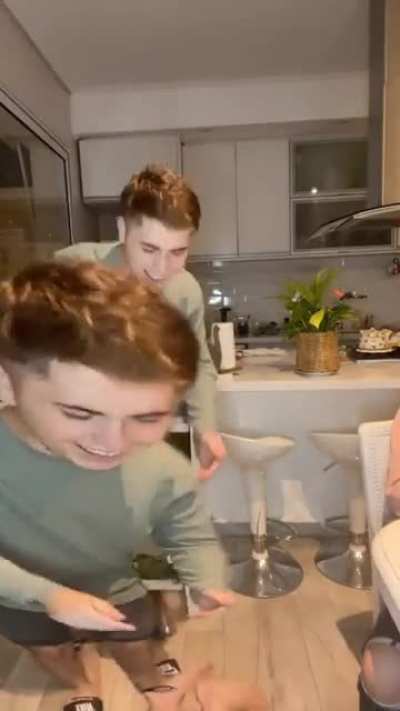KiD gEtS cAuGhT uP iN DiMeNsiOn wArPinG aNd FuCkiNg DiEs
