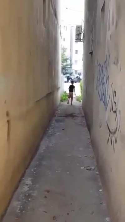 Eu n&atilde;o sei se ele tava cagando ou enfiando um neg&oacute;cio no cu