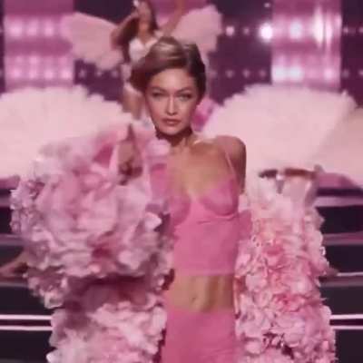 Gigi walking in the Victoria&rsquo;s Secret Fashion Show (10-15-25)