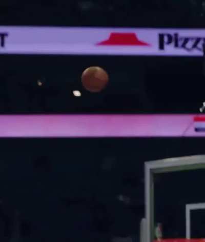 Luka shakes Murray