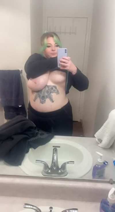 Here&rsquo;s a late night titty drop 😏