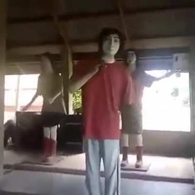 Found this weird video on random Thailand discord