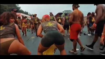 I would KILL to be the guy she was grinding on&hellip; 😭