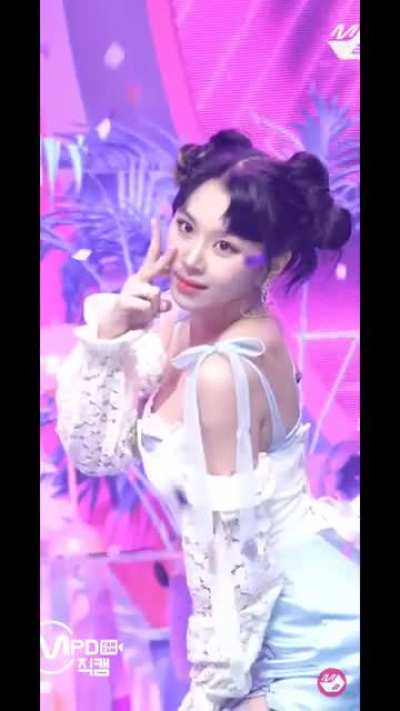 CHAEYOUNG BOOBS GOD DAMN😳😳