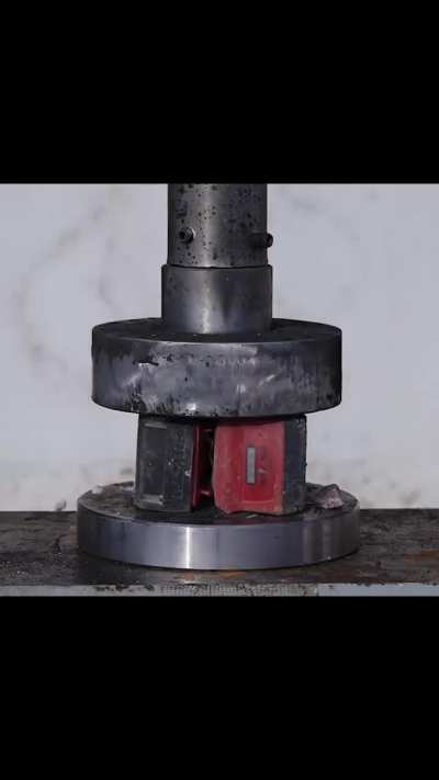 Alkaline vs. Lithium cells crush test (hydraulicpresschannel)