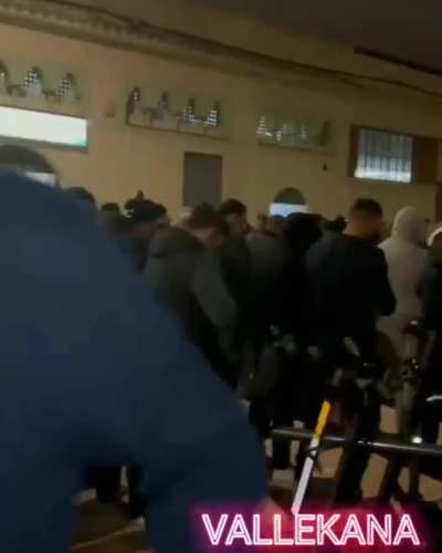 La comunidad musulmana de Terrasa, Catalunya, rezando pac&iacute;ficamente en la calle en el anochecer del primer d&iacute;a de Ramad&aacute;n. Para los que dicen que en Espa&ntilde;a no se respeta a esta cultura, en esta ciudad nadie tiene problemas con ella