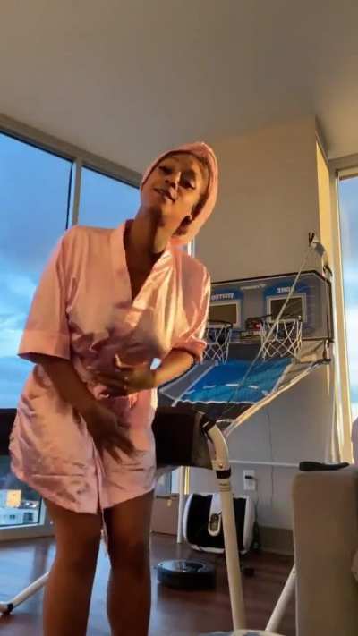 Mizz Twerksum Twerking in a Robe
