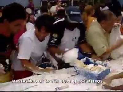 People taking their piece of cake during S&atilde;o Paulo's anniversary