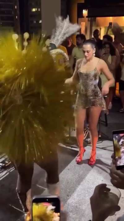 Cheerful Dua Lipa dancing samba in São Paulo, Brazil 💃🏻🇧🇷 🇬🇧