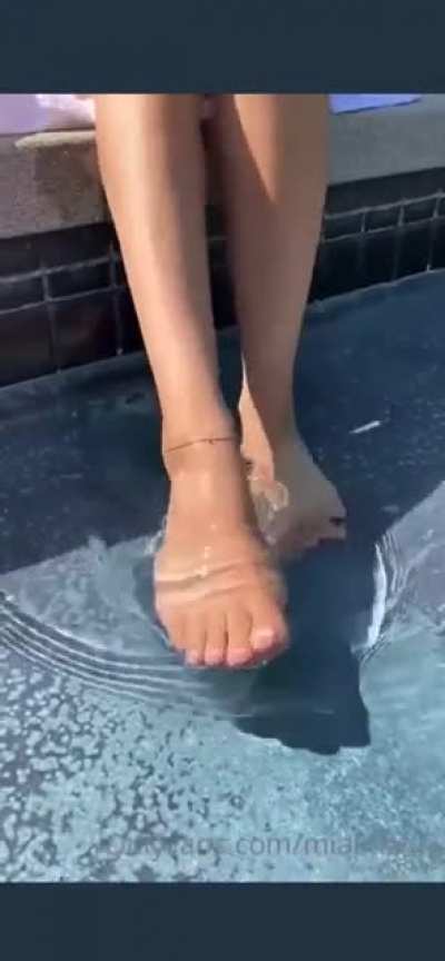 Mia Khalifa wet Feet &amp;amp; Soles