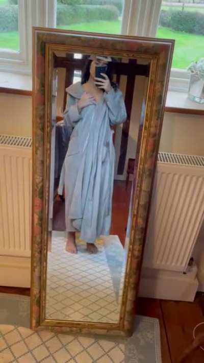 The mirror frame makes it look like I&rsquo;m a painting undressing