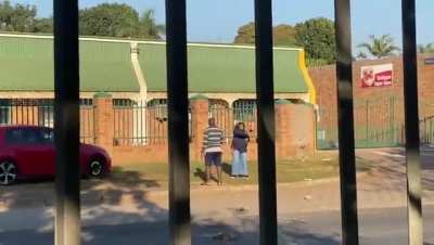 Indian woman in South Africa surrounded by looters pulls out a gun and everyone retreats