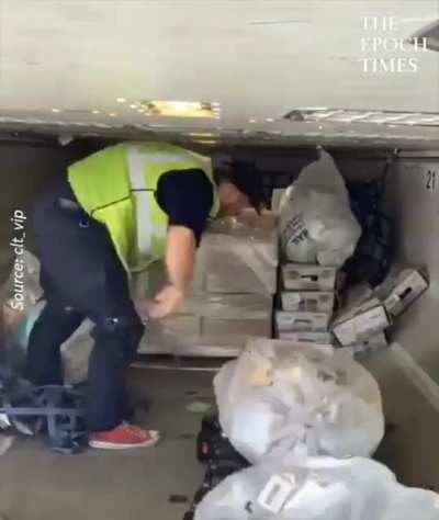 Погрузка багажа в самолёт
