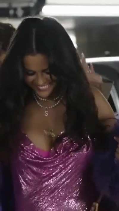 Selena&rsquo;s boobs bouncing in slowmotion in &lsquo;Single Soon&rsquo;