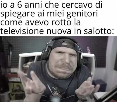 Praticamente c'&egrave; stato un contatto col telecomando della wii e la TV mentre stavo giocando a bowling su wii sport