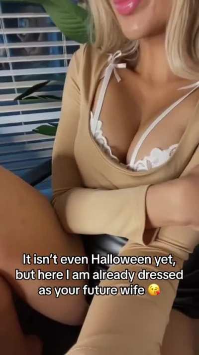 TikTok User "yourquinnbee" Squeezing Her Clothed Boobs Together With Her Arms Showing Her Cleavage (Also With Slo-Mo)