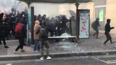 Протестующие штурмуют Бастилию