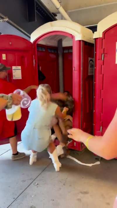 White cowgirl brawl 🤠👯‍♀️<wbr>💪🏾👊🏾💥<wbr>🤣🤣😭
