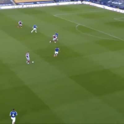 [Highlight] Bertrand Traore sends Allan to the floor