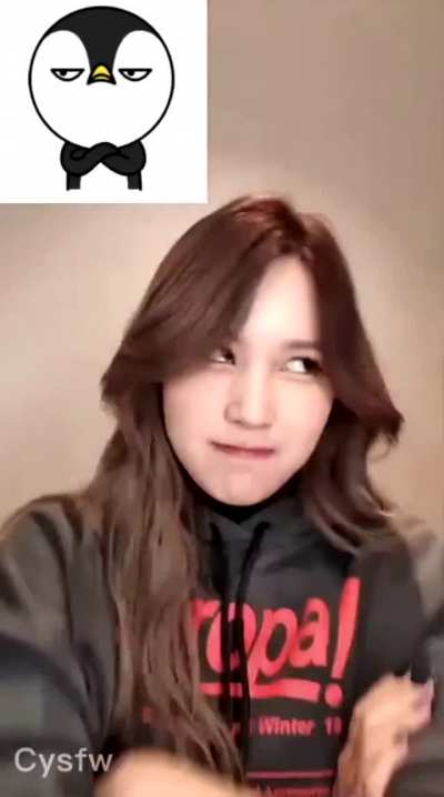 210107 - Mina imitating the penguin emoticons