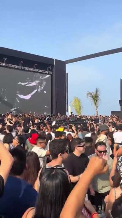 Random video I stumbled upon at a recent festival in my country. I think it&rsquo;s easy to spot 𝙬𝙝𝙤 is on 𝙬𝙝𝙖𝙩