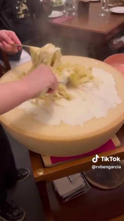 este video es la &uacute;nica motivaci&oacute;n que me hac&iacute;a falta para querer comprarme una rueda de parmesano
