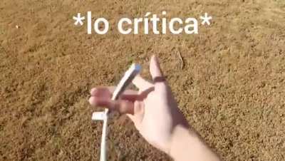 *lo critica*