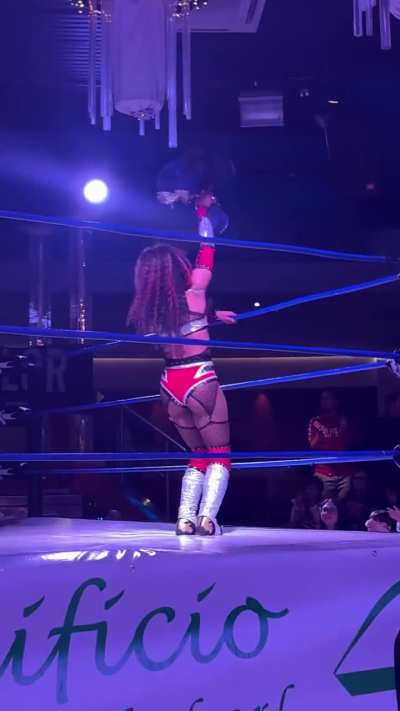 Mercedes receiving flowers and ovation after losing the Bestya title, she’s on a truly special run. Bestya Moné Mayhem 03-08-26
