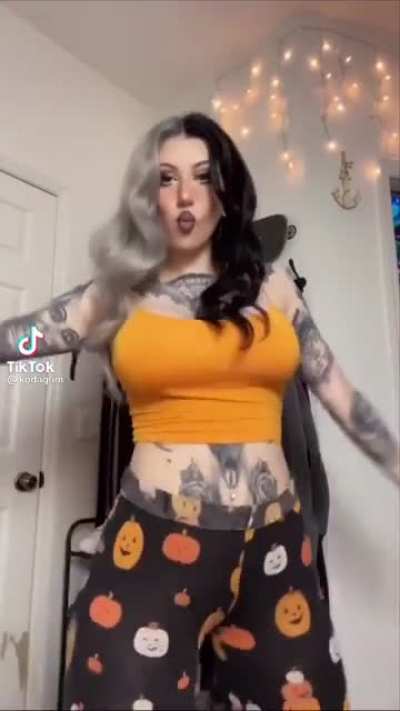 day by day, she shakes more ass each post 😩💦🥵