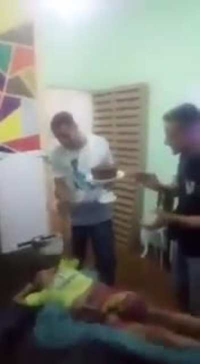 Que porra de anivers&aacute;rio me deixa mimir em paz