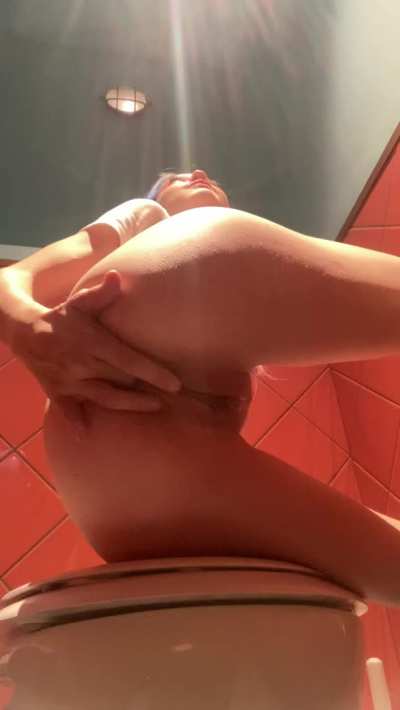 I went to the cocktail bar toilets to finger my asshole because I was horny😈