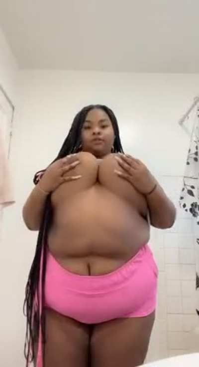 Don&rsquo;t get lost in watching my big titties jiggle 😩😋😍